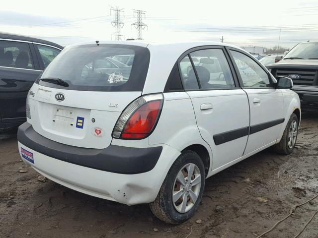 KNADE243196586881 - 2009 KIA RIO 5 SX WHITE photo 4