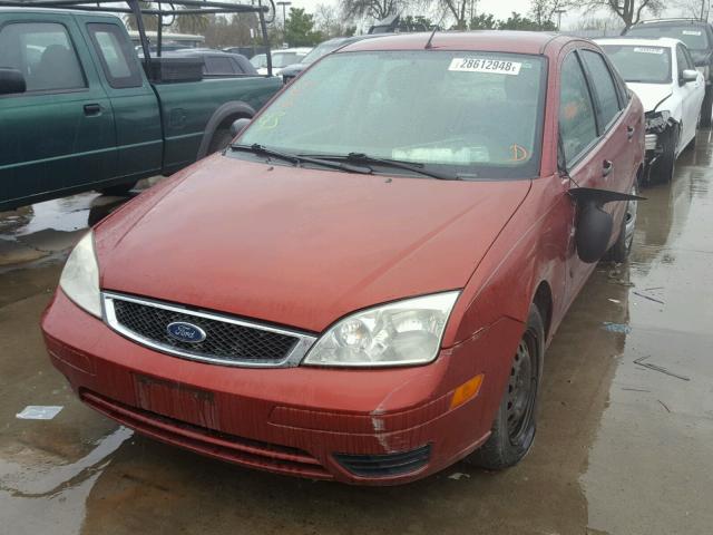 1FAFP34N75W245305 - 2005 FORD FOCUS ZX4 RED photo 2