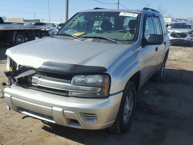 1GNDS13S542323332 - 2004 CHEVROLET TRAILBLAZE SILVER photo 2