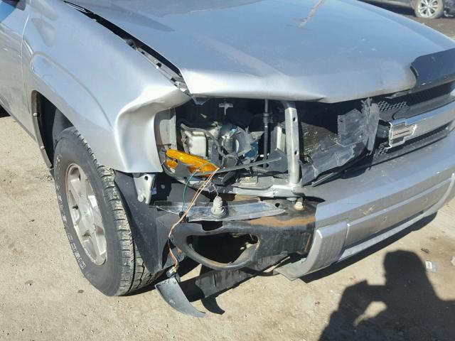 1GNDS13S542323332 - 2004 CHEVROLET TRAILBLAZE SILVER photo 9