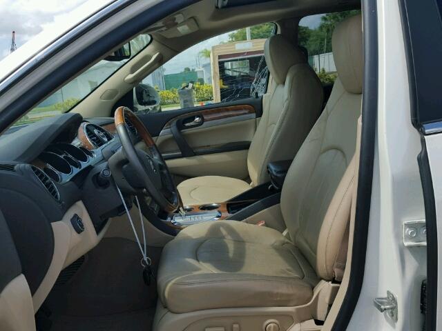 5GAKRBED5BJ377945 - 2011 BUICK ENCLAVE CX CREAM photo 5