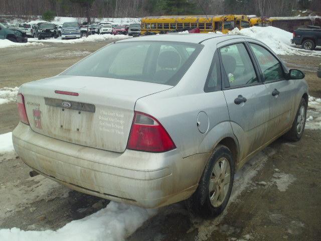 1FAFP34N07W179246 - 2007 FORD FOCUS ZX4 SILVER photo 4