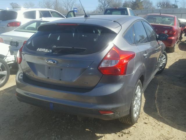 1FAHP3K29CL139664 - 2012 FORD FOCUS SE GRAY photo 4