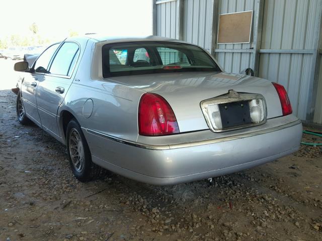 1LNHM82W42Y649842 - 2002 LINCOLN TOWN CAR S SILVER photo 3