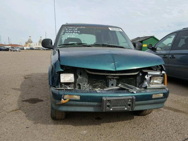 1GNCS13W6V2211381 - 1997 CHEVROLET BLAZER GREEN photo 9