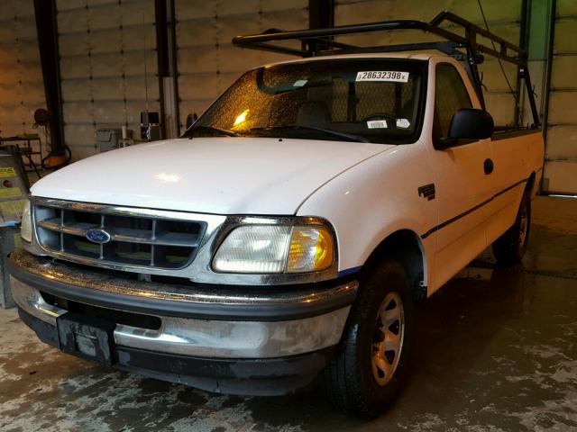 1FTPF2760WKA51899 - 1998 FORD F250 WHITE photo 2