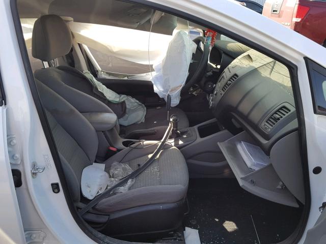 KNAFX4A67F5382424 - 2015 KIA FORTE LX WHITE photo 5