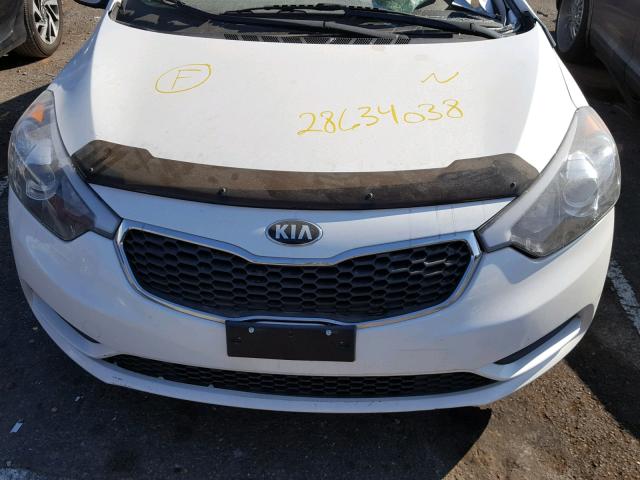 KNAFX4A67F5382424 - 2015 KIA FORTE LX WHITE photo 7