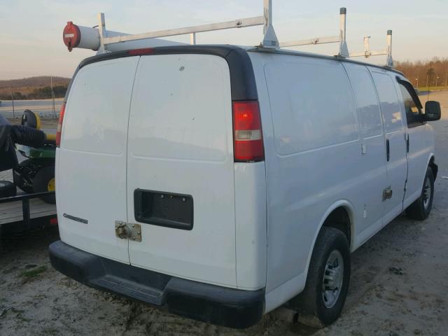 1GCGG25C481110256 - 2008 CHEVROLET EXPRESS G2 WHITE photo 4