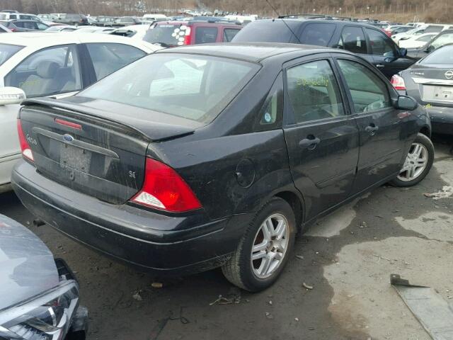 1FAFP3438YW293026 - 2000 FORD FOCUS SE BLACK photo 4