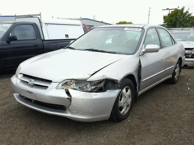 1HGCG6674WA257330 - 1998 HONDA ACCORD EX SILVER photo 2