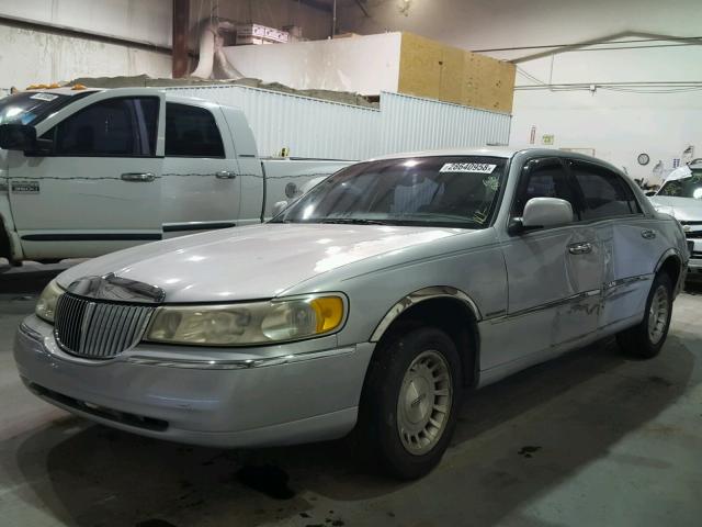 1LNFM81W9WY723528 - 1998 LINCOLN TOWN CAR E SILVER photo 2