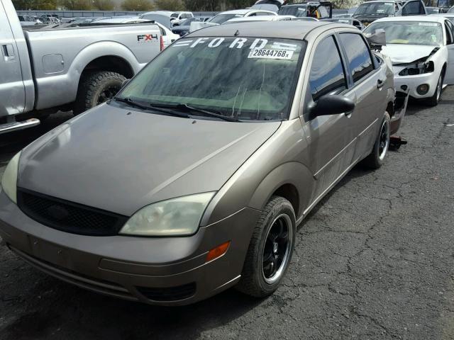 1FAFP34N45W263955 - 2005 FORD FOCUS ZX4 GOLD photo 2