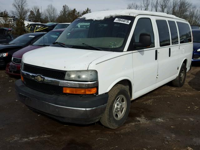 1GNFH15TX41115496 - 2004 CHEVROLET EXPRESS G1 WHITE photo 2