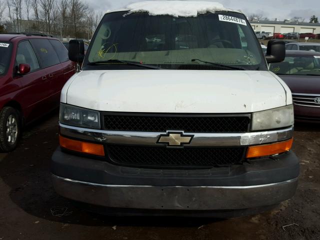 1GNFH15TX41115496 - 2004 CHEVROLET EXPRESS G1 WHITE photo 9