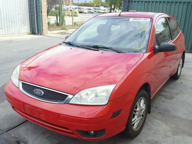 1FAFP31N26W249154 - 2006 FORD FOCUS ZX3 RED photo 2