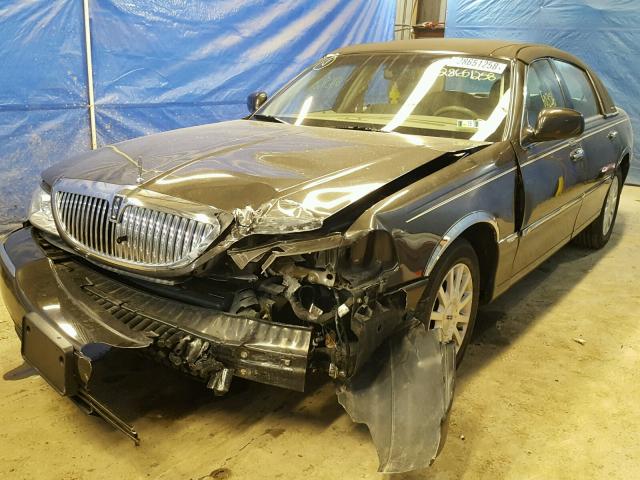 1LNHM81V96Y611831 - 2006 LINCOLN TOWN CAR S GRAY photo 2