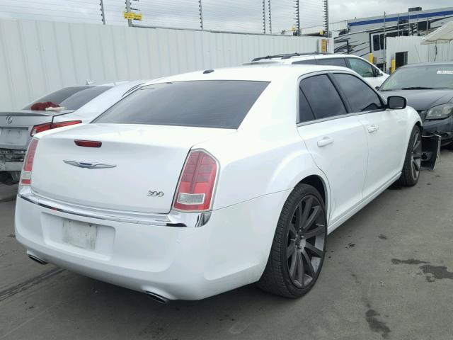 2C3CCAAG4CH217562 - 2012 CHRYSLER 300 WHITE photo 4