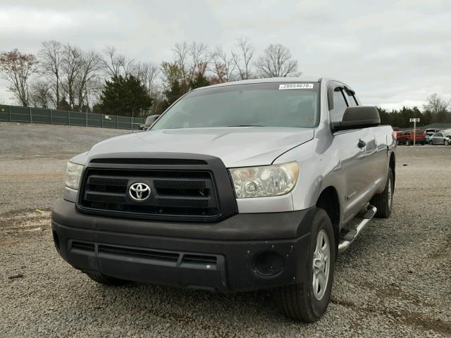 5TFTM5F14AX001160 - 2010 TOYOTA TUNDRA DOU GRAY photo 2