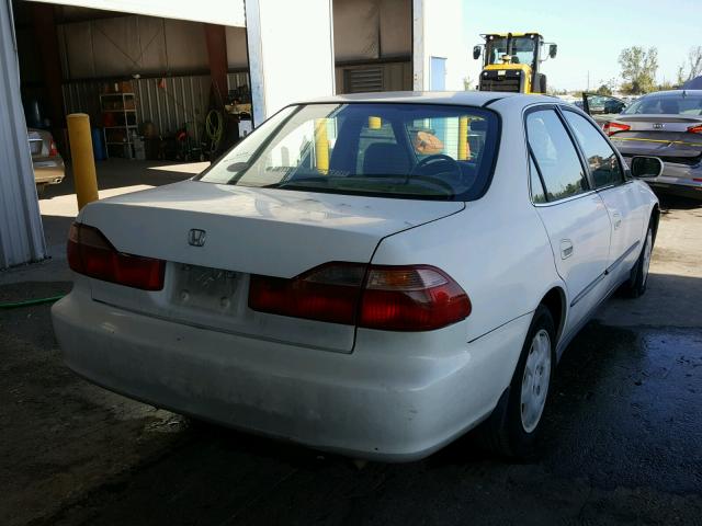 1HGCG564XYA127619 - 2000 HONDA ACCORD LX WHITE photo 4