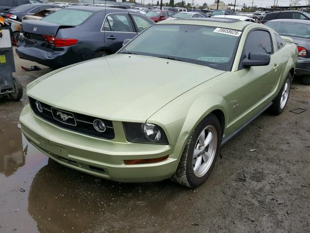 1ZVFT80NX65165283 - 2006 FORD MUSTANG GREEN photo 2