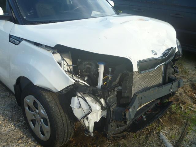 KNDJN2A27G7402780 - 2016 KIA SOUL WHITE photo 9