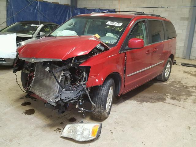 2A8HR54199R584905 - 2009 CHRYSLER TOWN & COU MAROON photo 2