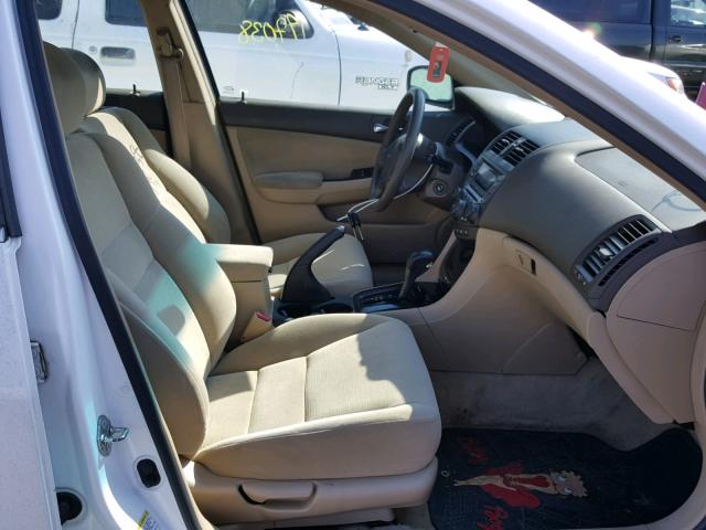 1HGCM56376A042069 - 2006 HONDA ACCORD SE WHITE photo 5