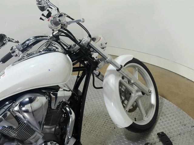 JH2SC6708AK000480 - 2010 HONDA VT1300 CS თეთრი ფოტო 15