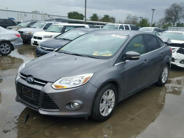 1FAHP3H27CL373275 - 2012 FORD FOCUS SEL GRAY photo 2