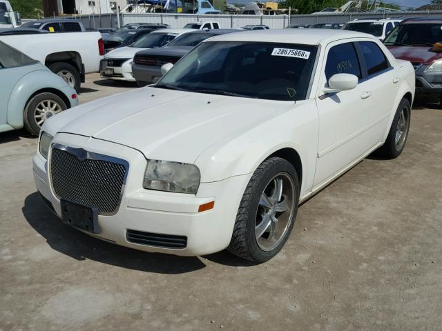 2C3KA43R56H182407 - 2006 CHRYSLER 300 WHITE photo 2