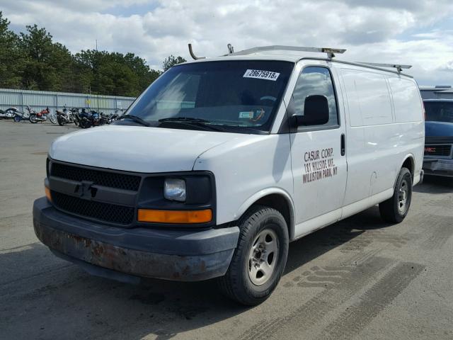 1GCFG15XX51119564 - 2005 CHEVROLET EXPRESS G1 WHITE photo 2