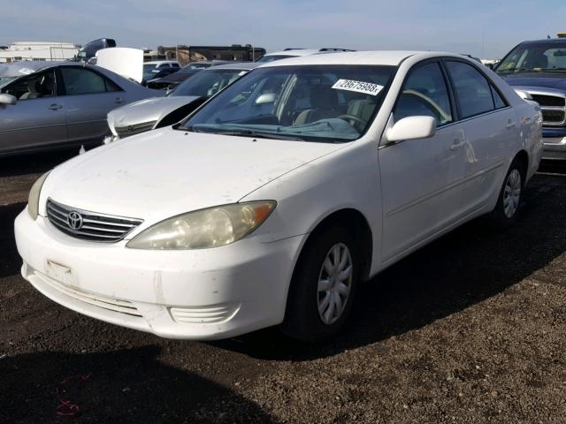 4T1BE32K55U384993 - 2005 TOYOTA CAMRY LE WHITE photo 2