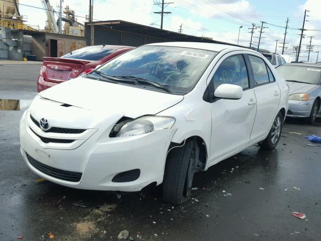 JTDBT923471138298 - 2007 TOYOTA YARIS WHITE photo 2