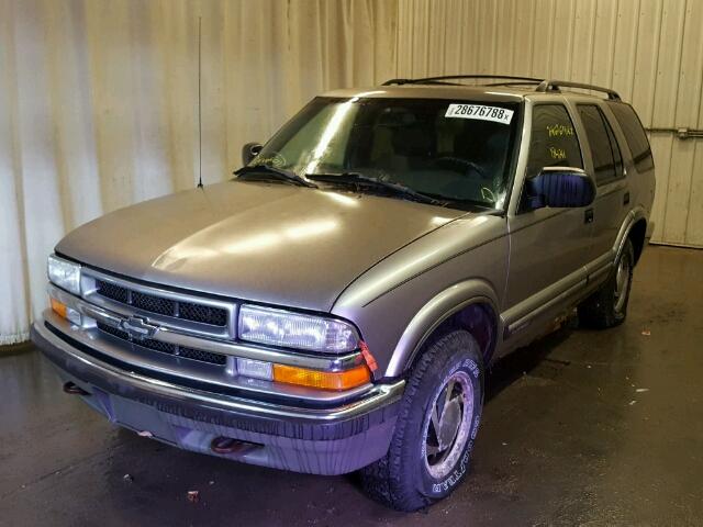 1GNDT13W612182833 - 2001 CHEVROLET BLAZER TAN photo 2