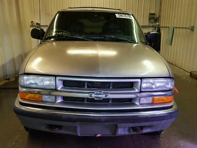 1GNDT13W612182833 - 2001 CHEVROLET BLAZER TAN photo 9