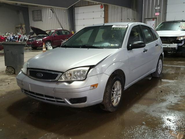 1FAHP37N37W156127 - 2007 FORD FOCUS ZX5 SILVER photo 2