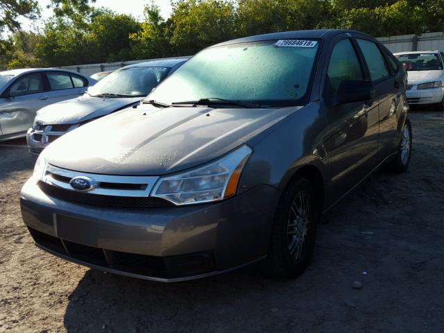 1FAHP3FN4AW286717 - 2010 FORD FOCUS SE GRAY photo 2