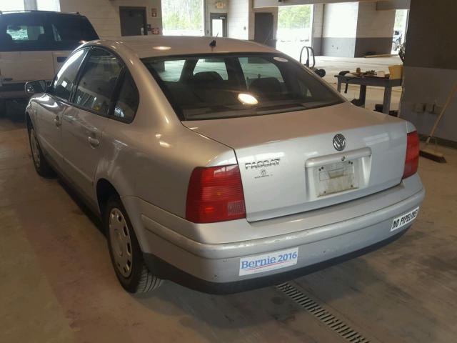 WVWAC63B31P026175 - 2001 VOLKSWAGEN PASSAT GLS SILVER photo 3