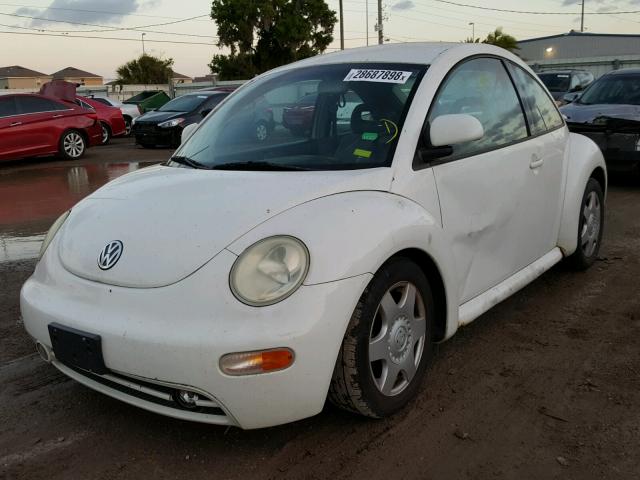 3VWBB61C4WM014761 - 1998 VOLKSWAGEN NEW BEETLE 白色 照片 2