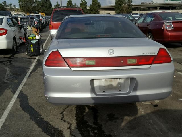 1HGCG3268YA004476 - 2000 HONDA ACCORD LX SILVER photo 10