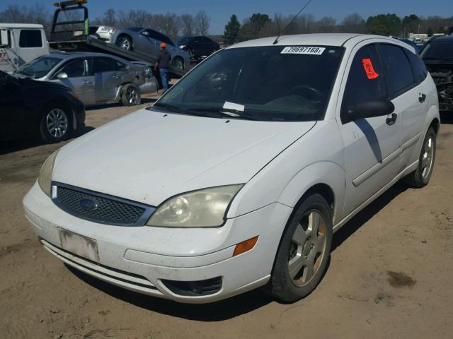 3FAFP37N05R103831 - 2005 FORD FOCUS ZX5 WHITE photo 2