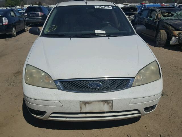 3FAFP37N05R103831 - 2005 FORD FOCUS ZX5 WHITE photo 9