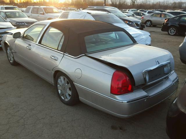 1LNHM83W23Y647684 - 2003 LINCOLN TOWN CAR C SILVER photo 3