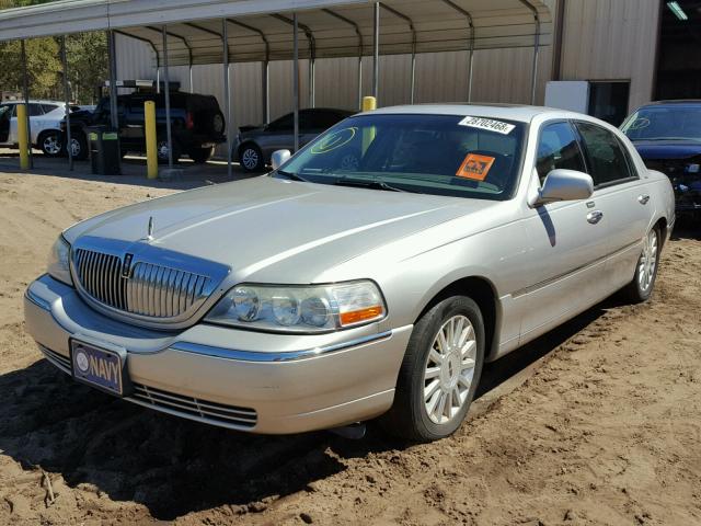 1LNHM83W34Y622083 - 2004 LINCOLN TOWN CAR U SILVER photo 2