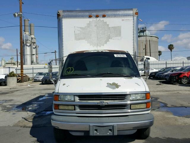 1GBJG31R421121128 - 2002 CHEVROLET EXPRESS G3 WHITE photo 9