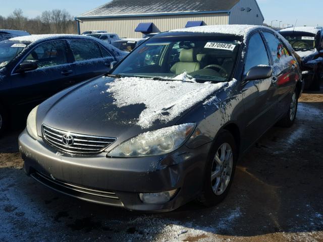 4T1BF30K35U608536 - 2005 TOYOTA CAMRY LE GRAY photo 2