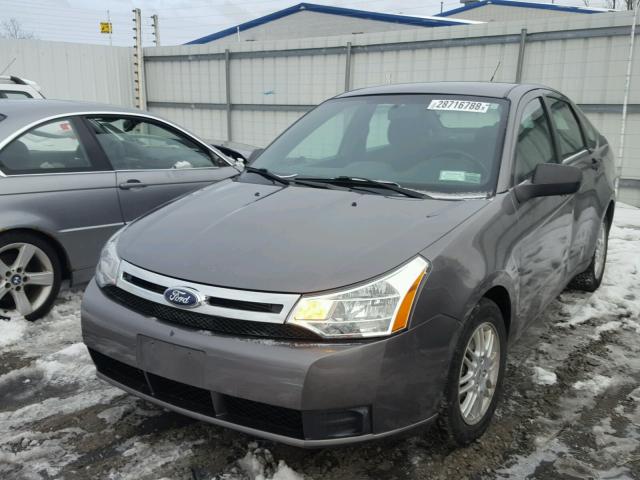 1FAHP3FNXBW123717 - 2011 FORD FOCUS SE GRAY photo 2