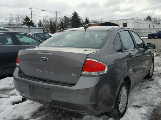 1FAHP3FNXBW123717 - 2011 FORD FOCUS SE GRAY photo 4