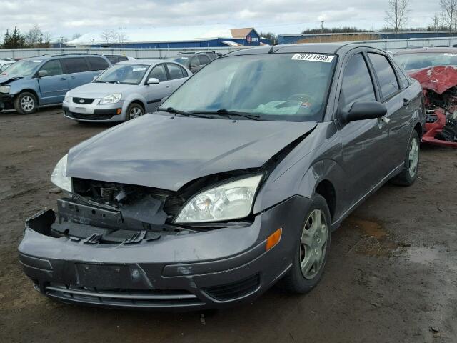 1FAFP34N45W292663 - 2005 FORD FOCUS ZX4 GRAY photo 2